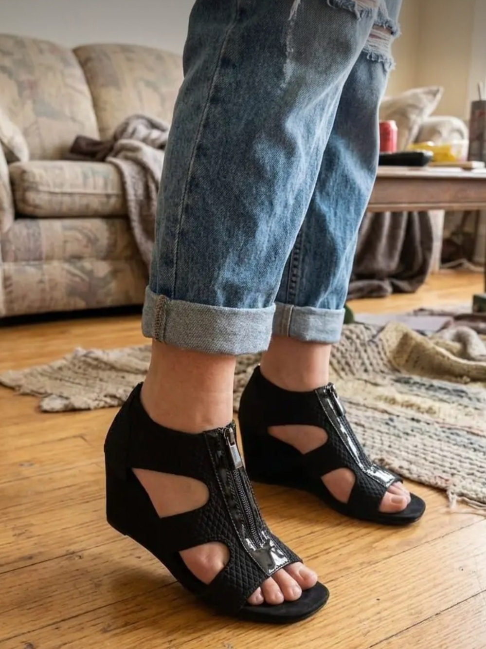 Bandolino wedge sandals with zipper and textured upper Black color Size 6